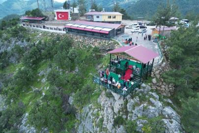 Feke ilçesindeki cam seyir terası bayramda ziyaretçilerini ağırlıyor