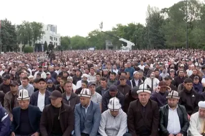 Kırgızistan’da bayram coşkusu meydanlara taştı: Cumhurbaşkanı Caparov halkla saf tuttu