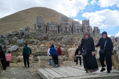 Nemrut Dağı'nda bayram tatilinde ziyaretçi yoğunluğu yaşanıyor