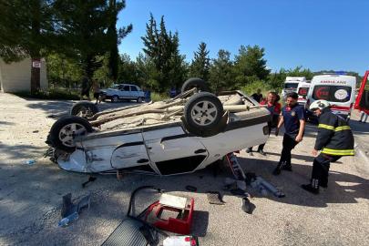 Osmaniye'de park halindeki kamyonete çarpan otomobildeki 3 kişi yaralandı