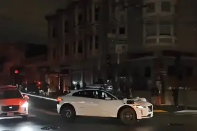 San Francisco'da garip manzara: Şehirde elektrikler gidince sürücüsüz otonom araçlar da devre dışı kaldı