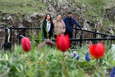 Sarıkamış'ta Ekoturizm Alanı rengarenk çiçeklere büründü