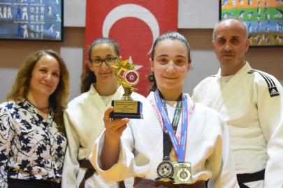 Tokalaştığı antrenörün gücünü fark edip tavsiyesiyle judoya başlayan Elif'ten 'altın' başarı