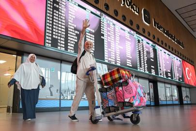Yurda dönen hacılar İstanbul Havalimanı'nda yakınları tarafından karşılandı