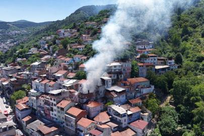 3 katlı evde çıkan yangın yan binaya sıçradı; depremde kolunu, yangında evini kaybetti
