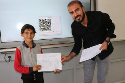3 yıl okulun tek öğrencisiydi; nakil sonrası 32 arkadaşıyla karne heyecanı yaşadı