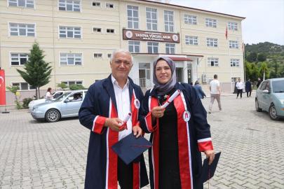 30 yıldır evli çift yüksekokuldan birlikte mezun oldu