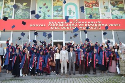 50 kadın okuma yazma kursunu cübbe ve keplerle kutladı