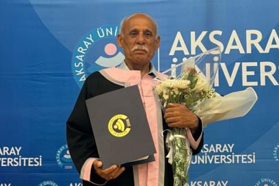 71 yaşında, ikinci üniversiteyi sevinç gözyaşlarıyla bitirdi