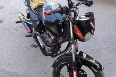 Abart egzozlu ve plakasız motosikletin ehliyetsiz sürücüne 105 bin lira ceza