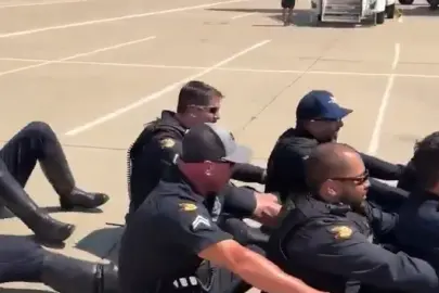 ABD'nin Dünya Kupası'ndaki çifte standardı tartışma konusu oldu: Dallas polisi Norveçli futbolculara apronda "Viking" koreografisi yaptı