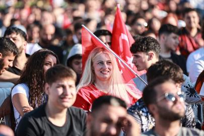 Adana ve çevre illerde A Milli Futbol Takımı'nın maçı dev ekrandan izlendi