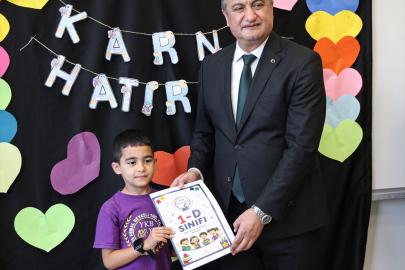 Adana ve çevre illerde öğrenciler karnelerini aldı