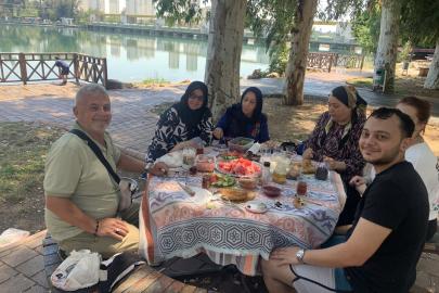 Adana'da 35 derece sıcaklıkta nehir kenarında piknik yaptılar