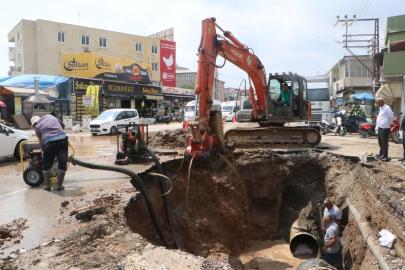 Adana'da Su Borusu Patladı: Cadde Çöktü, Ev ve İş Yerlerini Su Bastı