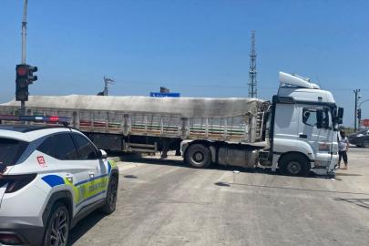 Adana'da tırın iki otomobile çarpması sonucu 5 kişi yaralandı