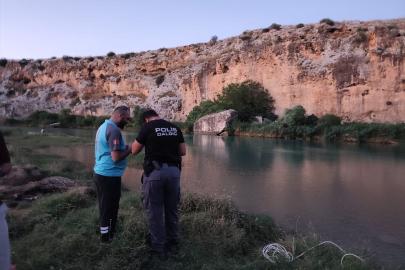Adıyaman'da girdiği çayda akıntıya kapılan genci arama çalışmalarına ara verildi