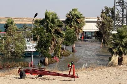 Adıyaman'da iş yerleri ve yürüyüş yolları su altında kaldı