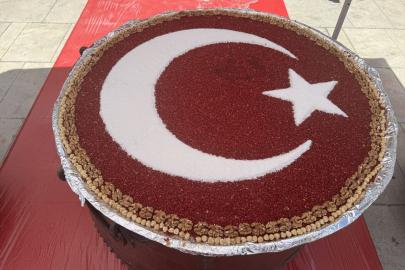 Afyonkarahisar'da 40 kazanda pişirilen aşure vatandaşlara ikram edildi