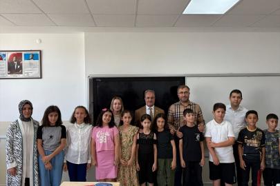 Ağın Kaymakamı Yılmaz, öğrencilere karne dağıttı