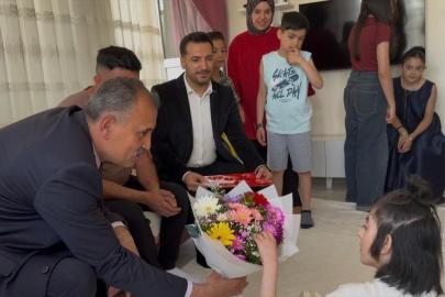 Ağrı Valisi Bozkurt, evde eğitim alan öğrencinin karne sevincine ortak oldu