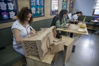 Ahşap kadınların elinde sanat eserine dönüşüyor
