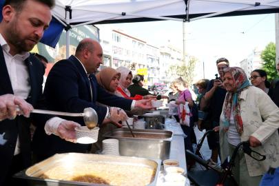 AK Parti Eskişehir İl Başkanı Albayrak, vatandaşlara aşure ikram etti
