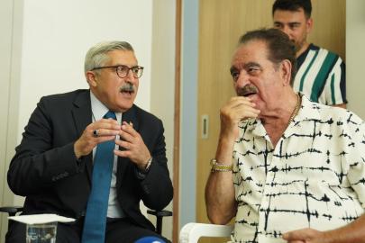 AK Partili Yayman, hastanede tedavi gören İbrahim Tatlıses'i ziyaret etti