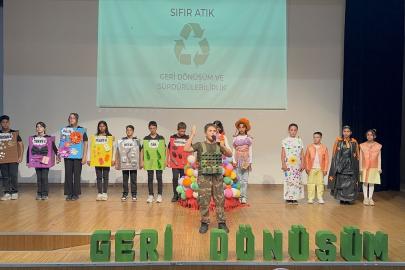 Akyazı'da ortaokul öğrencilerinden sıfır atık, geri dönüşüm ve sürdürülebilirlik temalı drama