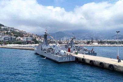 Alanya Limanı'nda savaş gemilerine yoğun ilgi