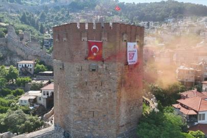 Alanya'da JAK timi, tarihi Kızılkule'de Türk bayrağı açtı