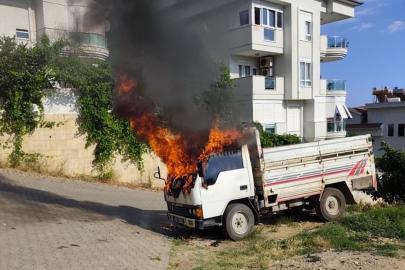 Alanya'da park halindeki kamyonet yandı