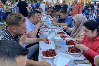 Alaşehir'de Kiraz Yeme Yarışması: 5 Dakikada 1.5 Kilo Kiraz