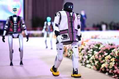 Albüm: Çin'de Robotlar, Geleneksel Kıyafetlerin Sergilendiği Moda Haftasında Podyumda Boy Gösterdi