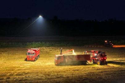 Albüm: Çinli Çiftçiler, Gece Hasadında Aydınlatma Dronelarından Yararlanıyor