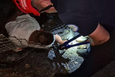 Alkollü çıktığı tel örgü devrilince bileği sıkıştı