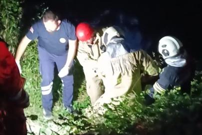Alkollü vatandaş tuvalet ihtiyacını giderirken ırmağa düştü