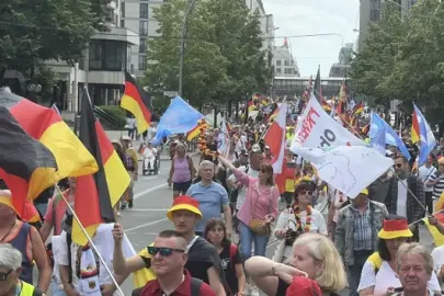Almanya’da sokaklar ayakta: Berlin’de binlerce kişi Merz hükümetinin istifasını isteyerek yürüdü