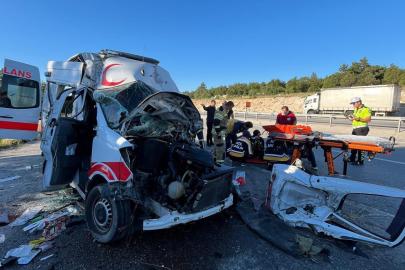 Ambulans, TIR'a arkadan çarptı; hasta öldü, 3 personel yaralı