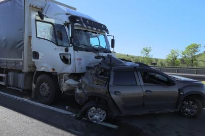 Anadolu Otoyolu'nda Kamyonun Arkadan Çarptığı Otomobilde 2 Kişi Yaralandı