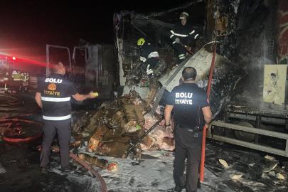 Anadolu Otoyolu'nda tavuk eti yüklü tırda çıkan yangın söndürüldü