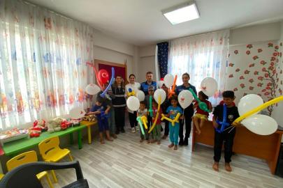 Anamur'da polis mevsimlik tarım işçilerinin çocuklarını bilgilendirdi