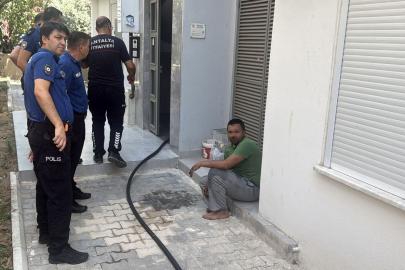 Annesiyle tartışıp kendisini kilitlediği odayı ateşe verdi, kapı kırılarak kurtarıldı