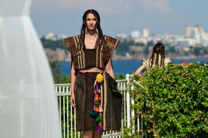 Antalya Fashion Week 2026, "Yankılanan Yüzeyler" defilesiyle başladı