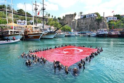 Antalya Valisi Şahin, Dünya Çevre Günü kapsamında dalış yaptı