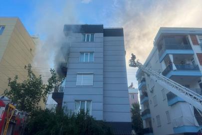 Antalya'da apartmanda çıkan yangında mahsur kalan iki kişi kurtarıldı