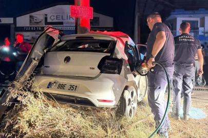Antalya'da aydınlatma direğine çarpan otomobilin sürücüsü öldü