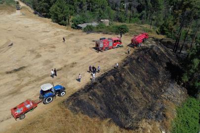 Antalya'da boş arazide çıkan yangın depolara sıçramadan söndürüldü