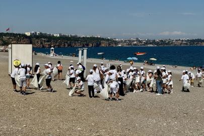 Antalya'da Dünya Çevre Günü kapsamında plajda temizlik yapıldı