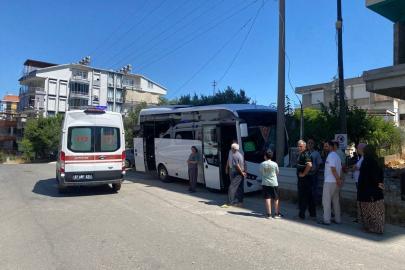 Antalya'da elektrik direğine çarpan midibüsün sürücüsü ağır yaralandı